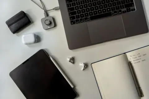 Staż pracy umowa zlecenie: laptop, tablet, słuchawki i notatnik z listą zadań.