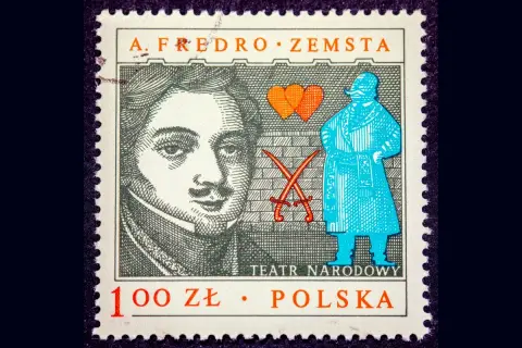 Znaczek z portretem A. Fredry i sceną z "Zemsty". Krótkie streszczenie tej komedii to historia miłości i intryg.