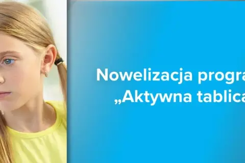 Dziewczynka pisze na szkle, ucząc się z programem „Aktywna tablica”.