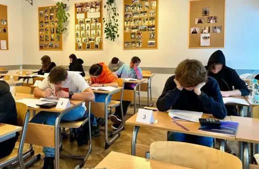 Uczniowie piszą egzamin. W klasach liceum jest wiele etapów nauki, a ten moment to ważny sprawdzian wiedzy.