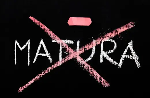 Napis "MATURA" przekreślony różową kredą, jakby na poprawki matur. Obok leży gumka.