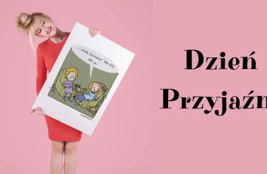 Kobieta w czerwonej sukience trzyma plakat z rysunkiem dwóch kobiet i kotów. Napis "Dzień Przyjaźni" podkreśla okazję.