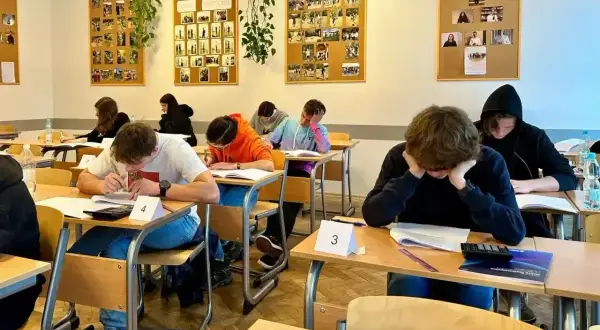 Uczniowie piszą egzamin. W klasach liceum jest wiele etapów nauki, a ten moment to ważny sprawdzian wiedzy.