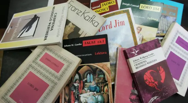 Stos książek z lektury obowiązkowe: "Cierpienia młodego Wertera", "Faust", "Lord Jim", "Jądro ciemności" i "Proces".