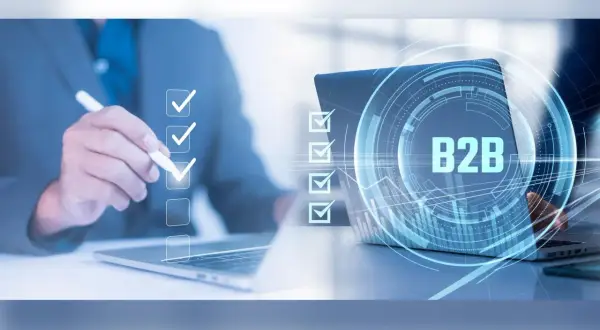 Biznesmen zaznacza zadania na liście kontrolnej, symbolizując nowelizację kodeksu pracy i rozwój B2B.