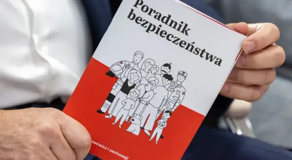 Poradnik bezpieczeństwa z rysunkami ludzi i psa. Edukacja dla bezpieczeństwa to klucz do ochrony.