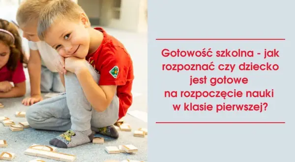 Uśmiechnięty chłopiec w czerwonej koszulce, otoczony klockami, symbolizuje gotowość szkolną.