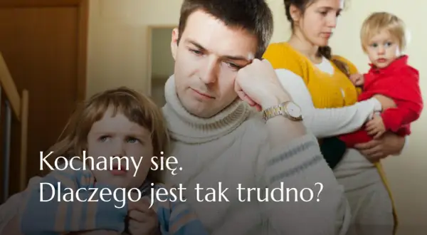 Smutna rodzina patchworkowa: ojciec zamyślony, matka trzyma dziecko, starsza córka patrzy z boku.