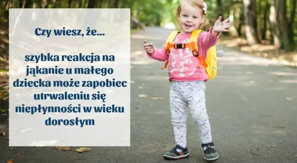 Uśmiechnięta dziewczynka z plecakiem. Szybka reakcja na jąkanie u dziecka może zapobiec utrwaleniu się niepłynności w wieku dorosłym.