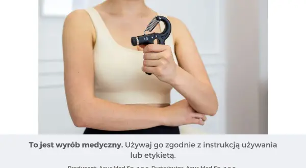 Kobieta wykonuje ćwiczenia terapii ręki z użyciem ściskuacza.