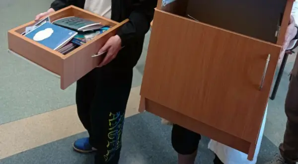 Dzień bez plecaka w szkole. Uczniowie niosą swoje rzeczy w szufladach i szafkach zamiast w plecakach.