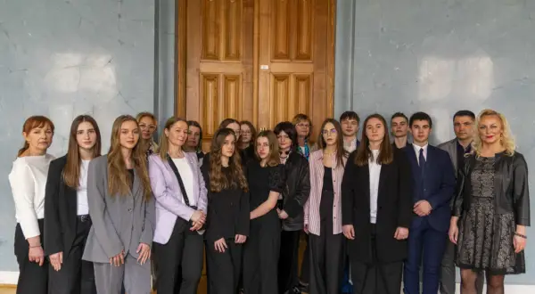Makijaż, włosy, tatuaże: Czy szkoła może to zabronić? Prawa ucznia