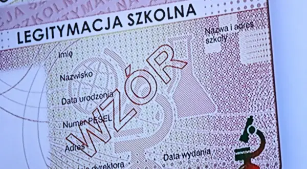 Fragment e-legitymacji szkolnej z napisem "WZÓR". Widoczne pola na dane ucznia i szkoły, a także symbol mikroskopu.