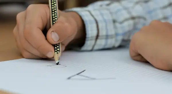 Pedagog szkolny wychowawcą? Przepisy, ryzyka i korzyści
