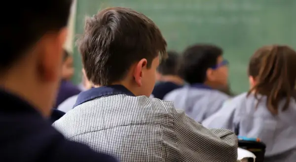 Dzieci słuchają lekcji. Dbałość o zdrowie to ważny element edukacji zdrowotnej, który powinien znaleźć się w każdym programie nauczania.