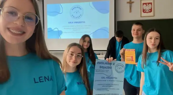 Uczniowie prezentują projekt "Zwolnieni z dojazdu", wyjaśniając, co to internat i jak wygląda życie w takich placówkach.