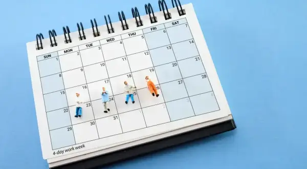 Figurki ludzi na kalendarzu z napisem "4-day work week". Czy to zapowiedź zmian w aktualnym rozporządzeniu w sprawie awansu zawodowego nauczycieli?