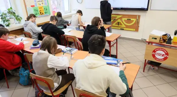 Uczniowie na lekcji matematyki, przygotowujący się do przyszłych wyzwań w biznesie i zarządzaniu.