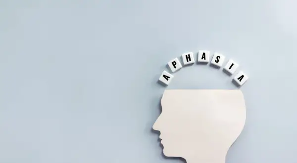 Biały profil głowy z literami tworzącymi słowo "APHASIA" nad nim. Symbolizuje to afazję mieszaną.