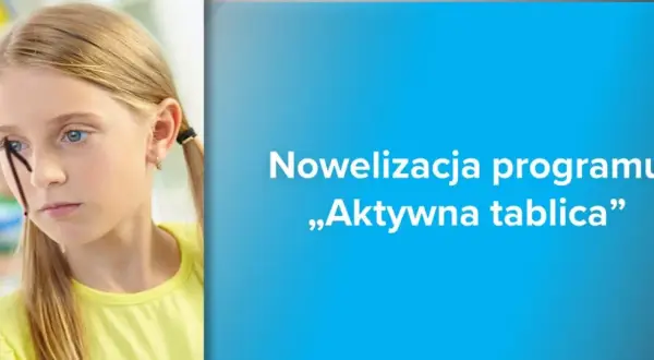 Dziewczynka pisze na szkle, ucząc się z programem „Aktywna tablica”.