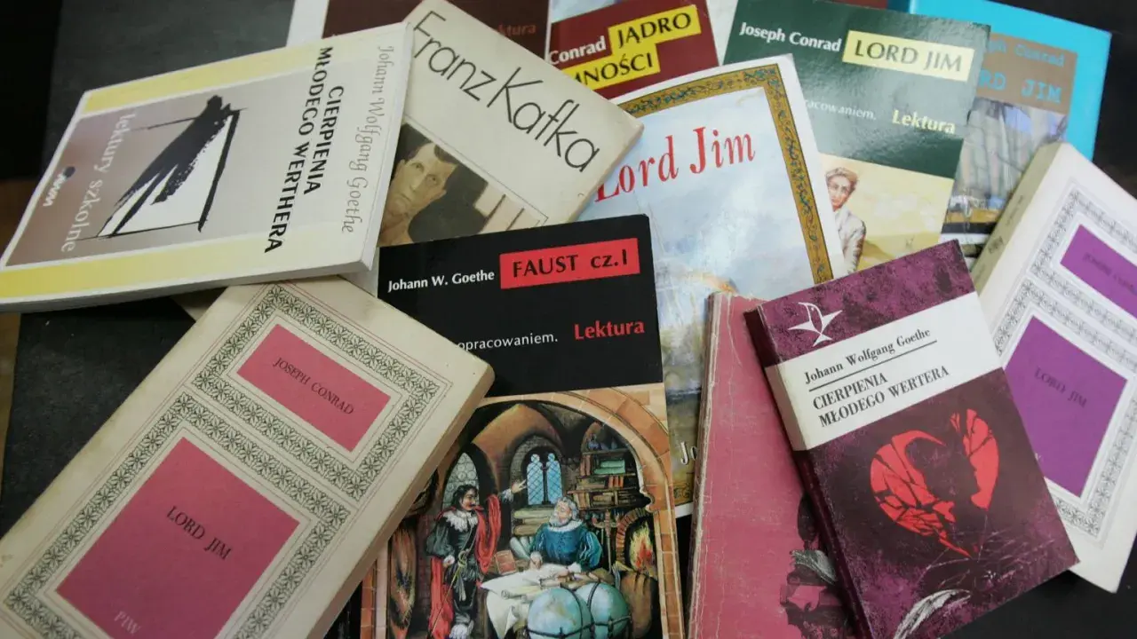 Stos książek z lektury obowiązkowe: "Cierpienia młodego Wertera", "Faust", "Lord Jim", "Jądro ciemności" i "Proces".