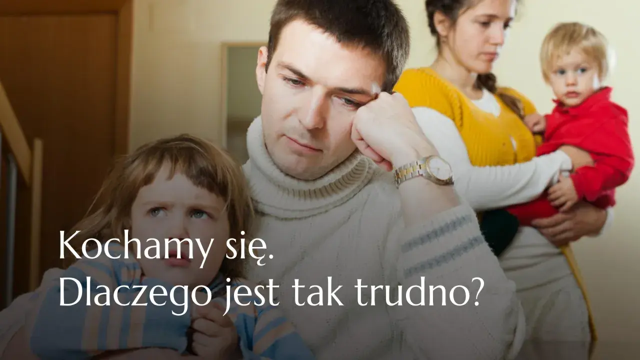Smutna rodzina patchworkowa: ojciec zamyślony, matka trzyma dziecko, starsza córka patrzy z boku.