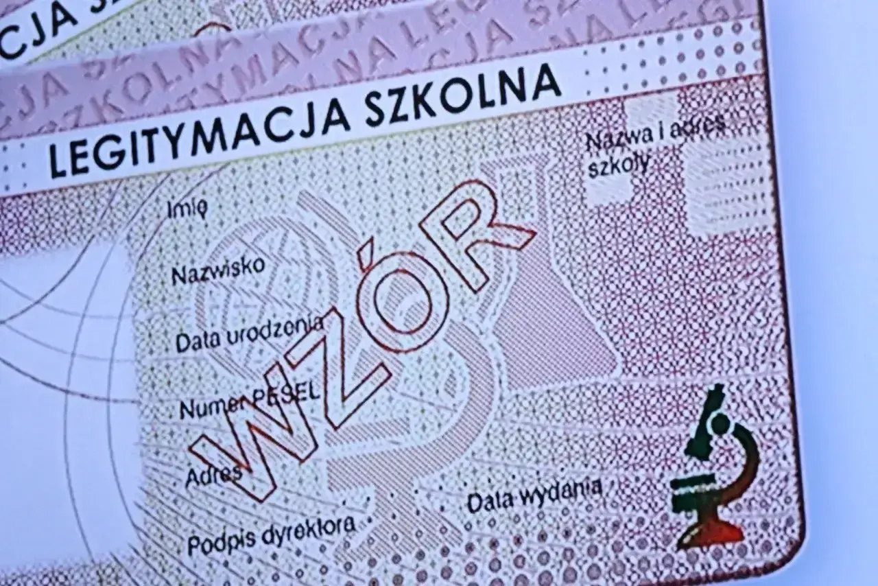 Fragment legitymacja szkolna z polami na dane ucznia i mikroskopem.