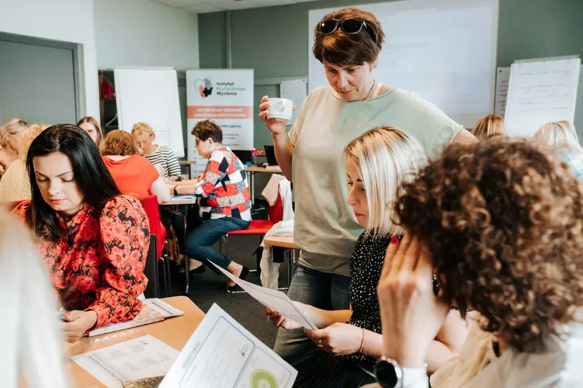 Uczestnicy szkolenia Instytutu Krytycznego Myślenia analizują materiały, pogłębiając swoje umiejętności.
