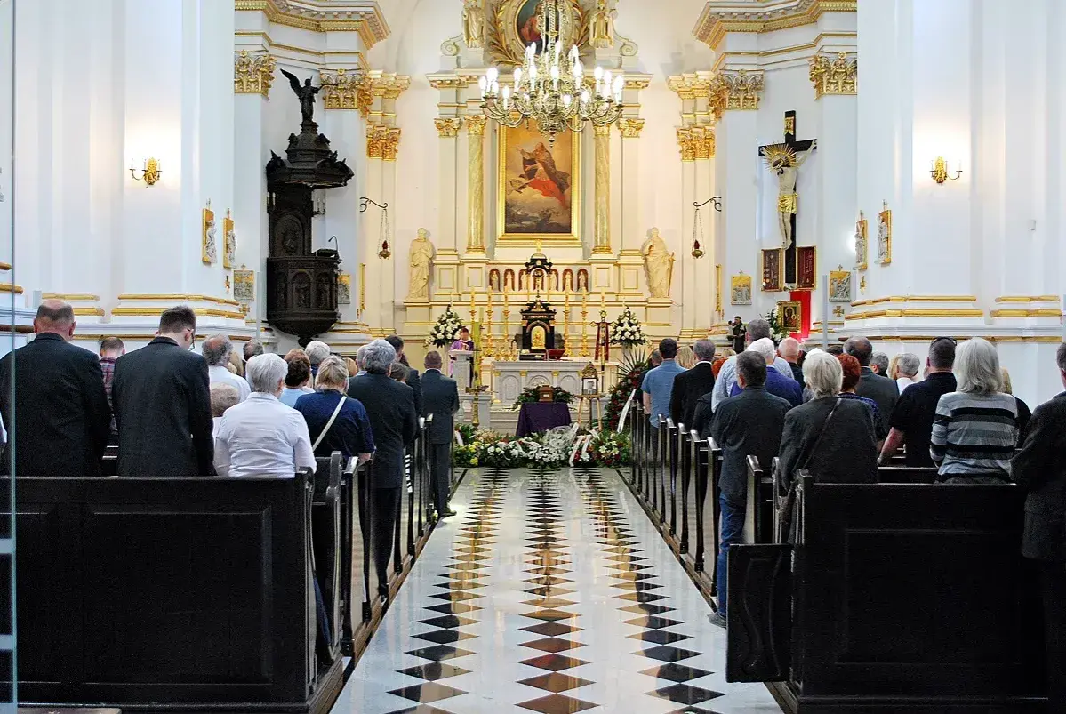 Uroczystość pogrzebowa w kościele. Rodzina i przyjaciele żegnają zmarłego teścia.