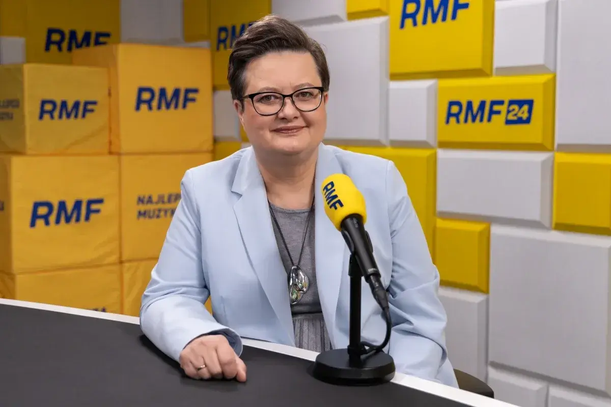 Wiceminister edukacji w studiu RMF FM, gotowa do rozmowy o przyszłości polskiej oświaty.