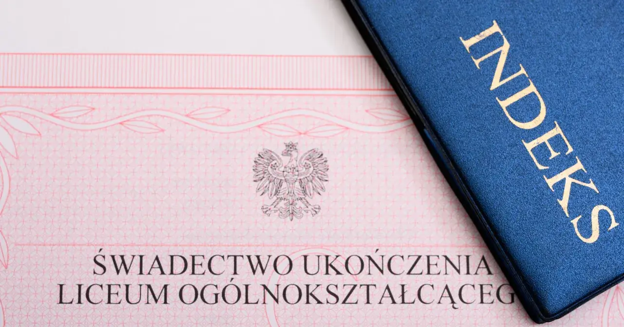 Świadectwo ukończenia liceum i niebieski indeks z napisem "INDEKS" w złotych literach.