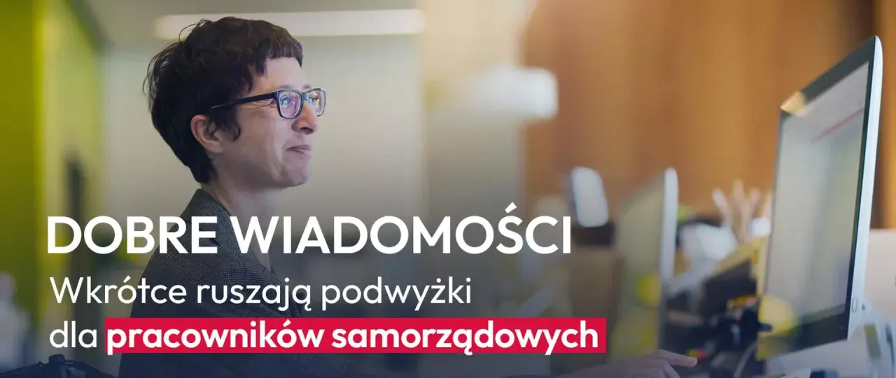 Dobre wiadomości! Wkrótce ruszają podwyżki dla pracowników samorządowych. Kobieta w okularach pracuje przy komputerze.