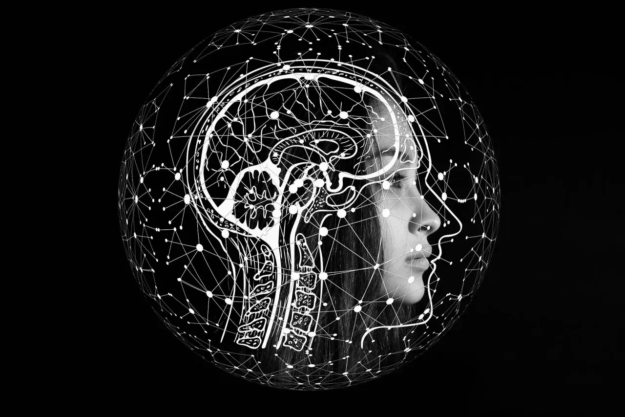 Profil kobiety z rysunkiem mózgu i siecią neuronową, symbolizującą myślenie neurotypowe.