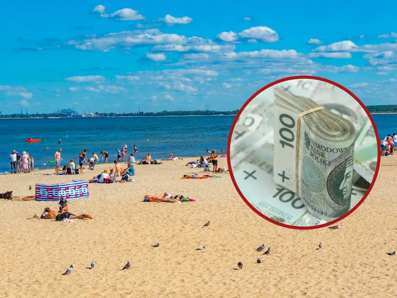 Słoneczna plaża pełna ludzi, a w tle stos banknotów 100 zł. To idealny obraz świadczenia urlopowego.