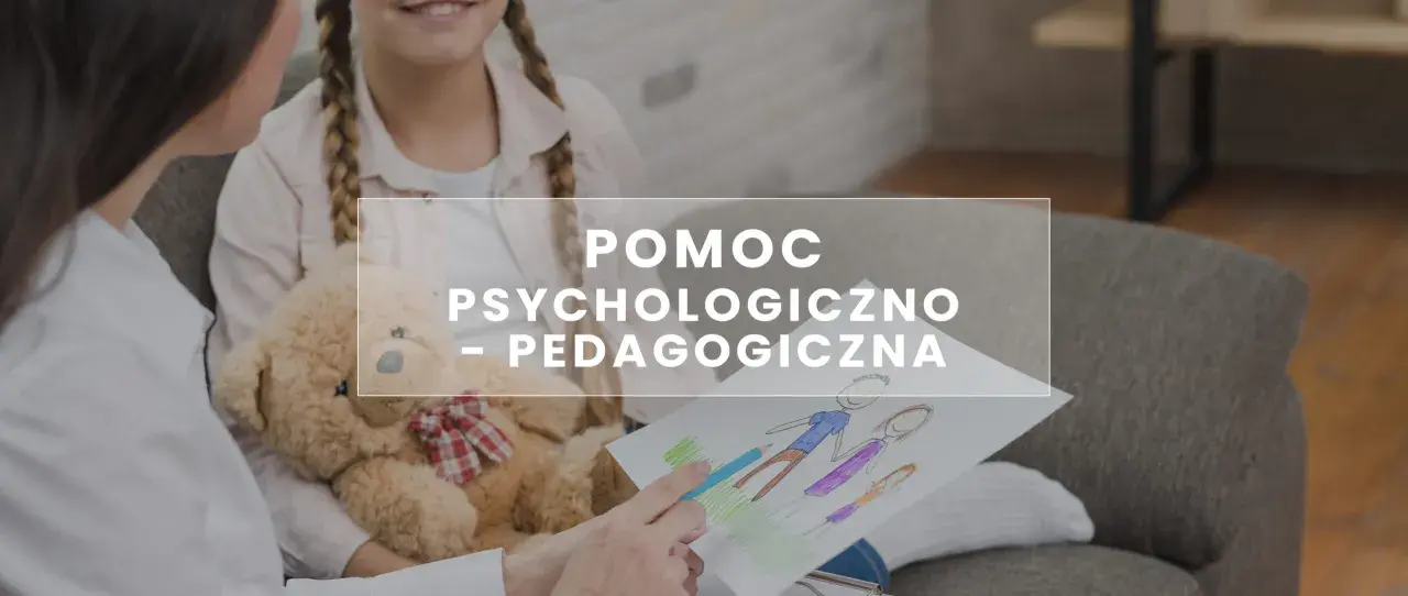 Dziecko z pluszowym misiem i rysunkiem rodziny otrzymuje pomoc psychologiczno pedagogiczną.