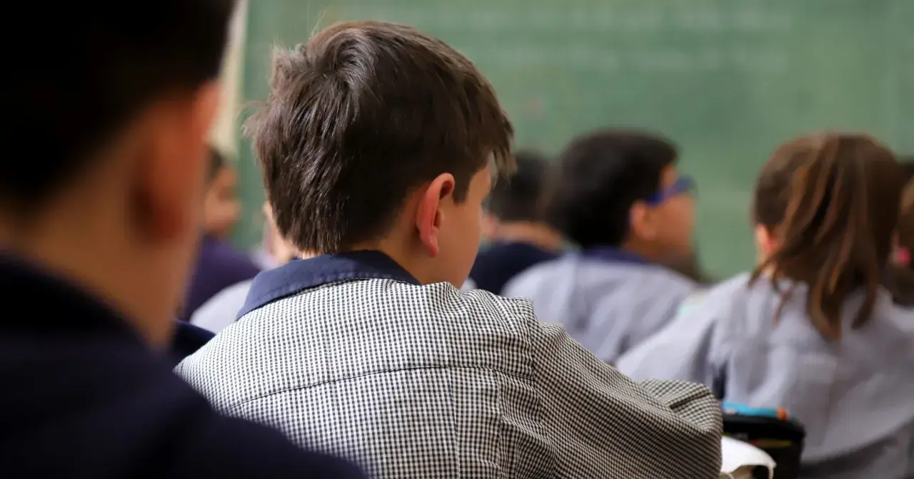 Dzieci słuchają lekcji. Dbałość o zdrowie to ważny element edukacji zdrowotnej, który powinien znaleźć się w każdym programie nauczania.