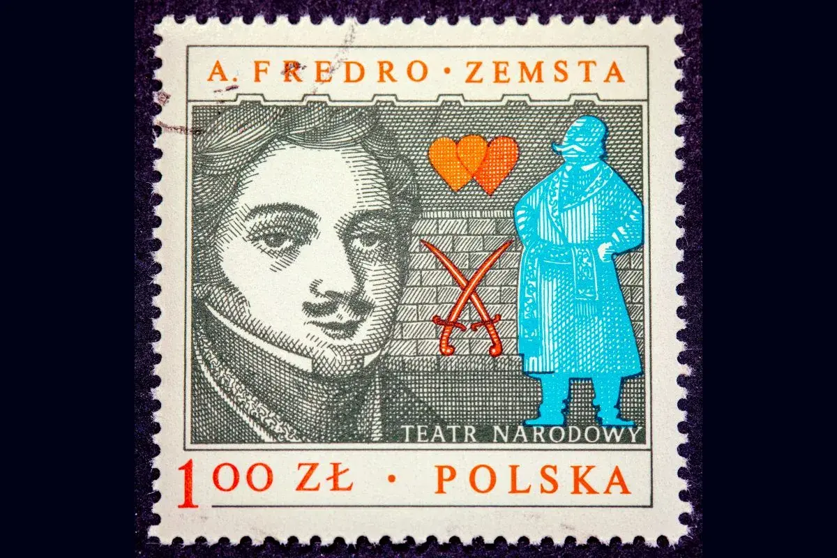 Znaczek z portretem A. Fredry i sceną z "Zemsty". Krótkie streszczenie tej komedii to historia miłości i intryg.