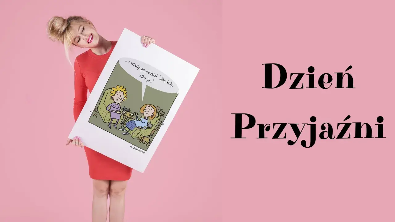 Kobieta w czerwonej sukience trzyma plakat z rysunkiem dwóch kobiet i kotów. Napis "Dzień Przyjaźni" podkreśla okazję.