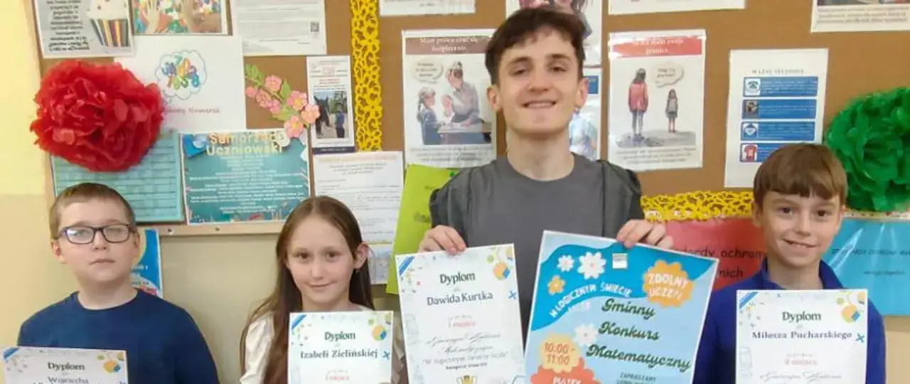 Uczniowie z dyplomami, wśród nich laureat konkursu matematycznego.