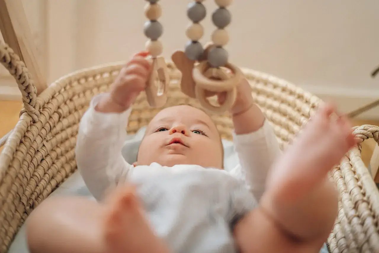 niemowlę 3 miesiące nowe umiejętności rozwój ruchowy
