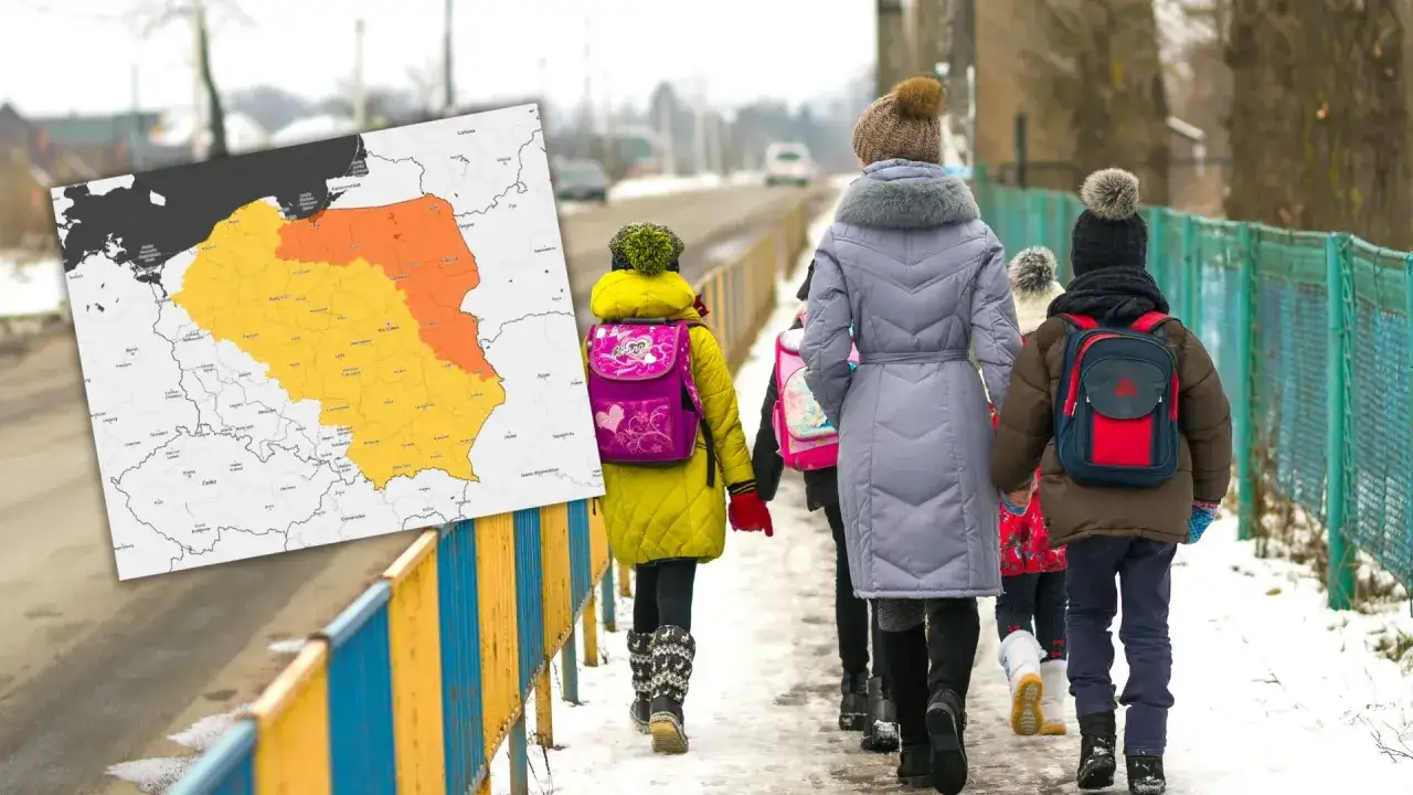Dzieci z plecakami idą chodnikiem w zimowy dzień. Na mapie widać obszary z odwołane zajęcia w szkołach.
