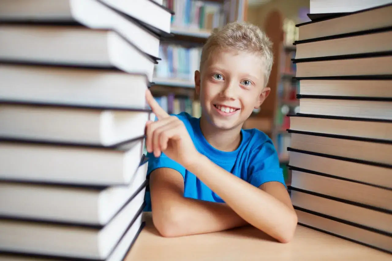 dziecko z dysleksją czytające książkę z pomocą rodzica