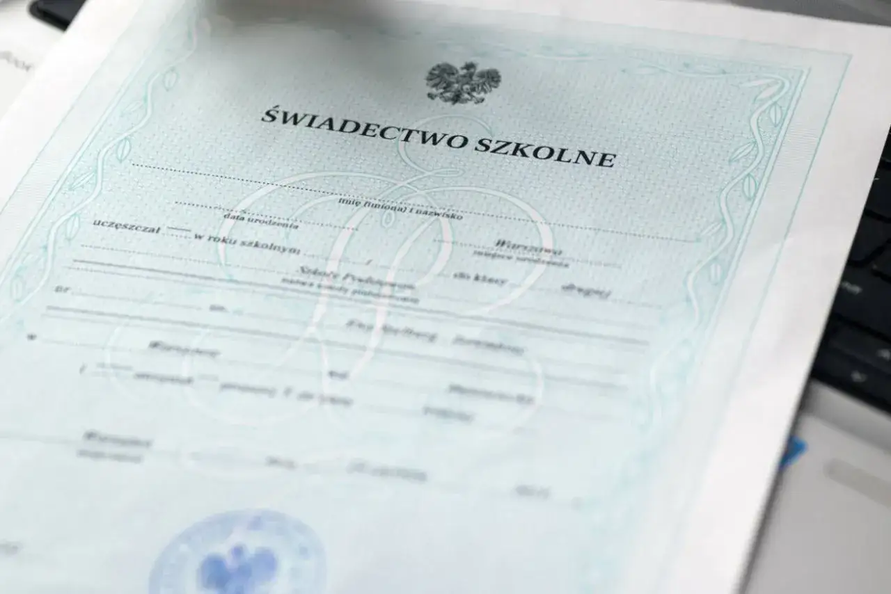 Świadectwo ukończenia szkoły średniej, dokument z orłem, potwierdzający zakończenie edukacji.