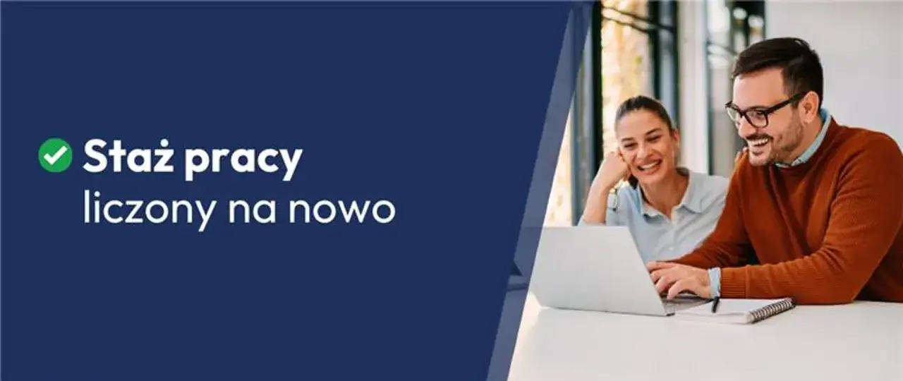 Uśmiechnięci ludzie przy laptopie. Tekst: