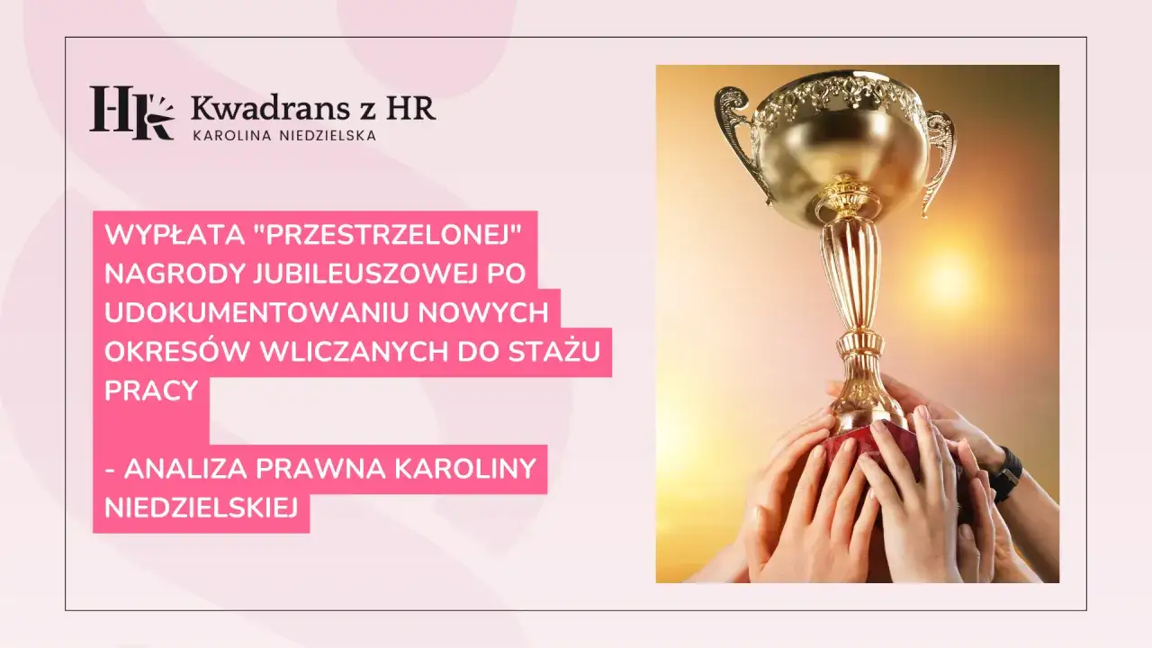 Złoty puchar w rękach zespołu, symbolizujący nagrodę jubileuszową za 15 lat pracy. Analiza prawna Karolina Niedzielskiej.