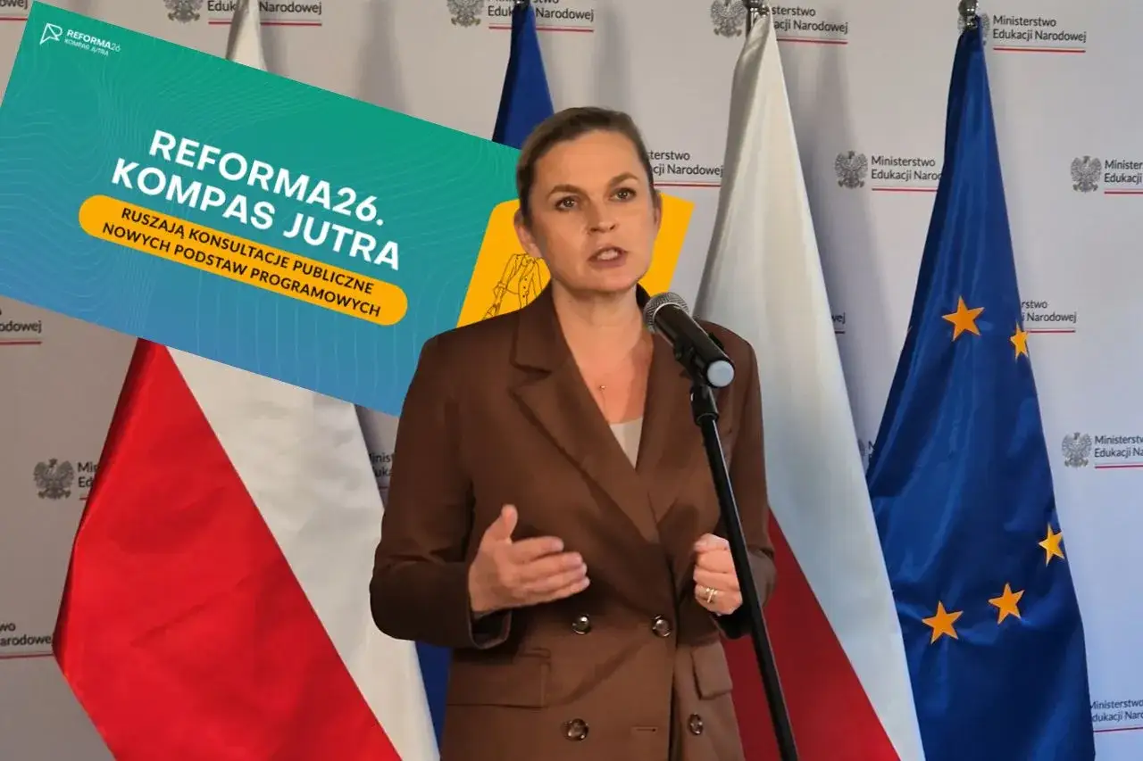 Minister edukacji narodowej przemawia na tle flag Polski i UE. Obok niej plansza z napisem