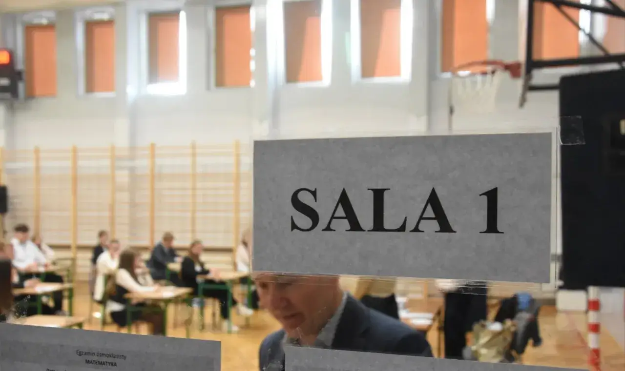 Uczniowie przystępują do egzaminu ósmoklasisty z matematyki w sali 1.