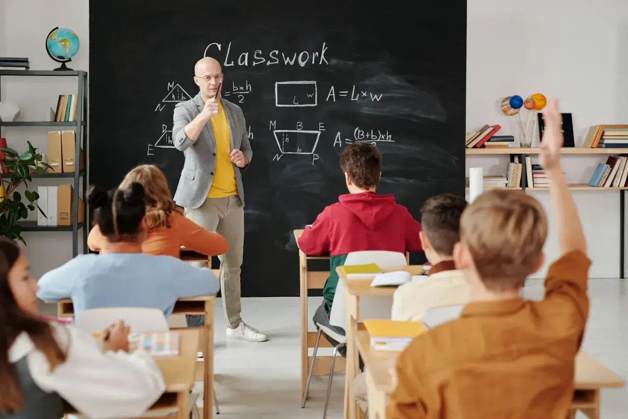 nauczyciel analizuje nagranie lekcji do celów edukacyjnych