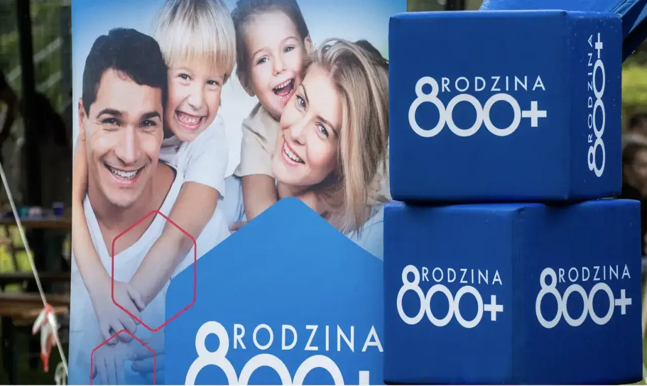 Szczęśliwa rodzina na tle hasła