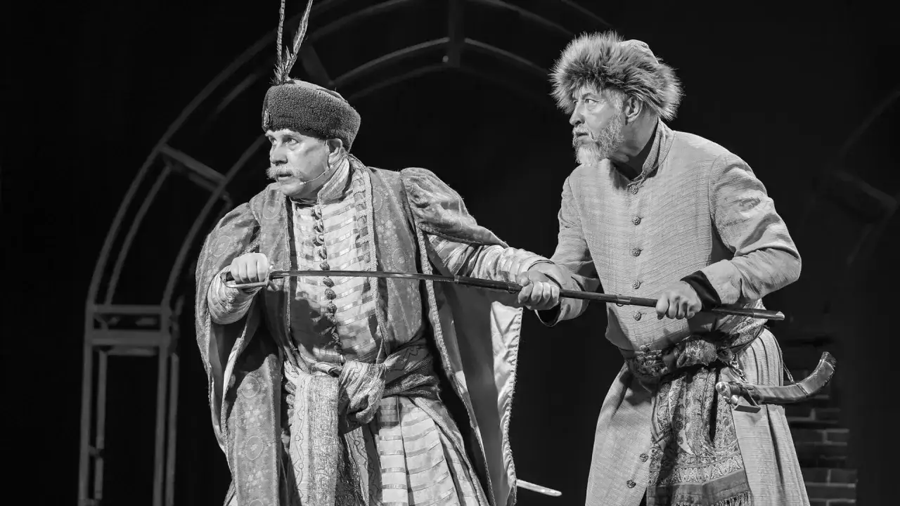 Dwóch mężczyzn w strojach historycznych, jeden z szablą, drugi z karabelą. Scena sugeruje zemsta streszczenie krótkie.